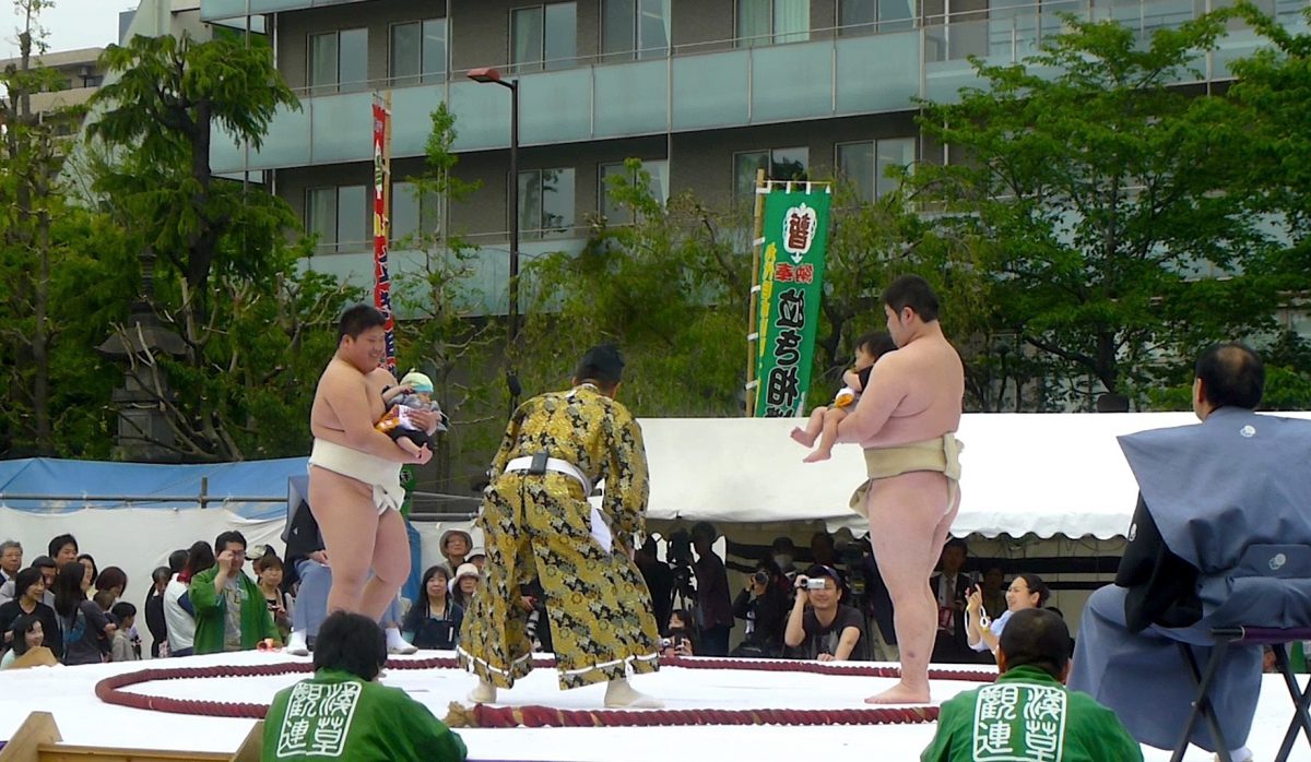 Japán sok furcsa fesztivál otthona, az egyik a Konaki Sumo.